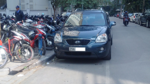 Cần bán lại xe Kia Carens 2.0 AT đời 2013