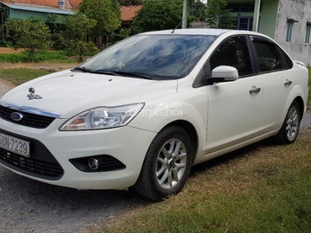 Bán xe Ford Focus 2010, màu trắng, giá cực tốt