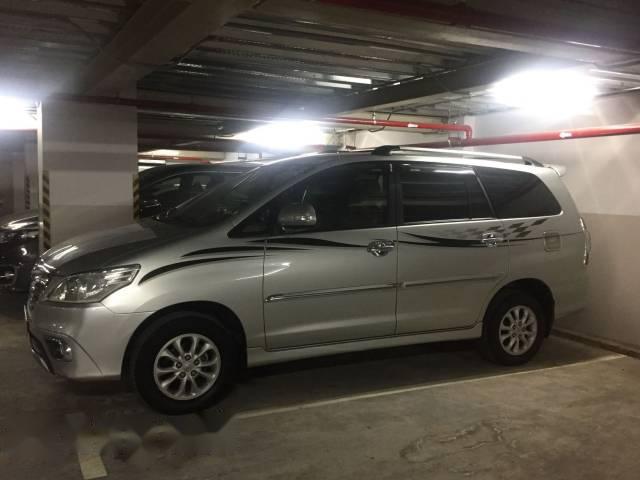 Cần bán gấp Toyota Innova V năm 2015, màu bạc xe gia đình