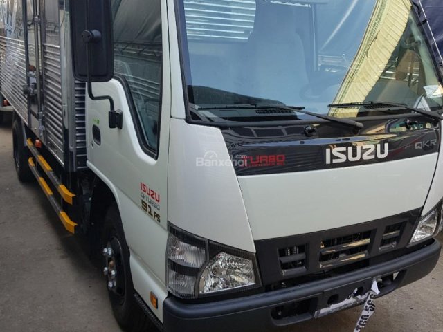 Xe tải Isuzu 2 tấn màu trắng, trả góp 95% giá trị xe