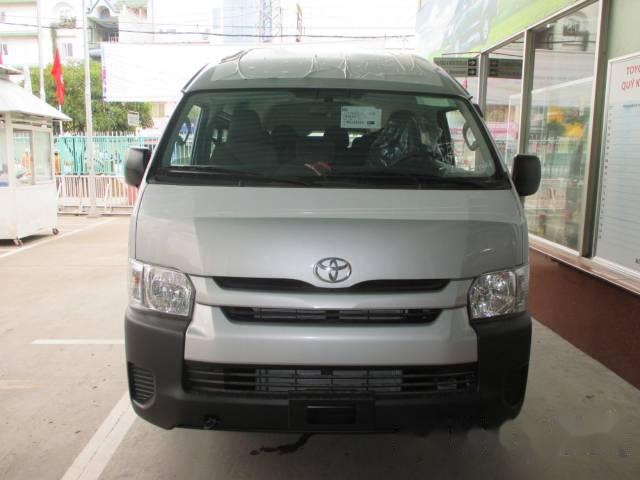 Bán Toyota Hiace đời 2017, màu bạc, nhập khẩu