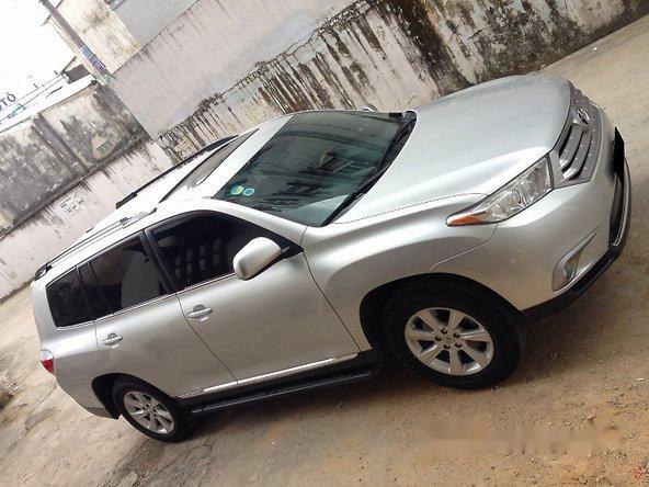 Bán ô tô Toyota Highlander SE sản xuất năm 2012, màu bạc, nhập khẩu nguyên chiếc số tự động