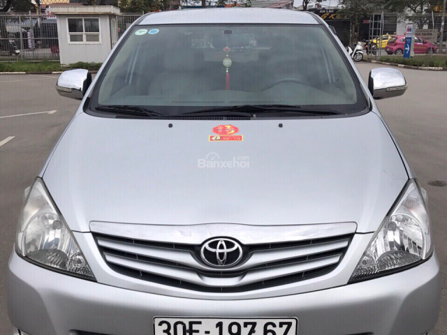 Bán Toyota Innova E 2011, màu bạc, giá 370tr