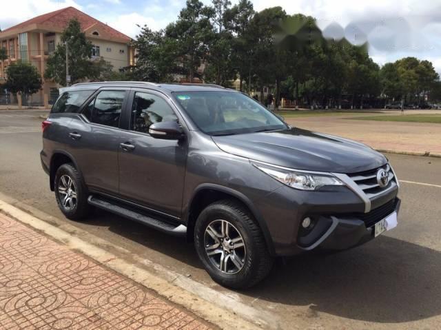 Bán Toyota Fortuner đời 2017, màu xám còn mới