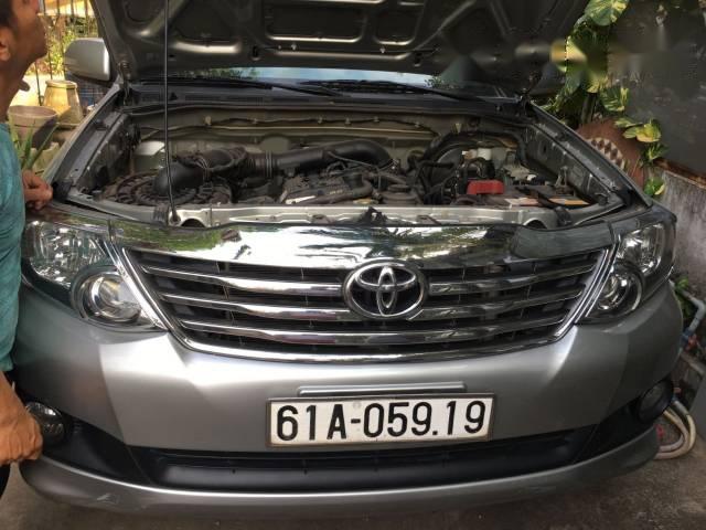 Cần bán Toyota Fortuner V năm 2013, màu xám số tự động