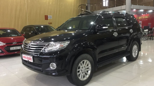 Salon bán xe Toyota Fortuner 2.7V 2013, màu đen 