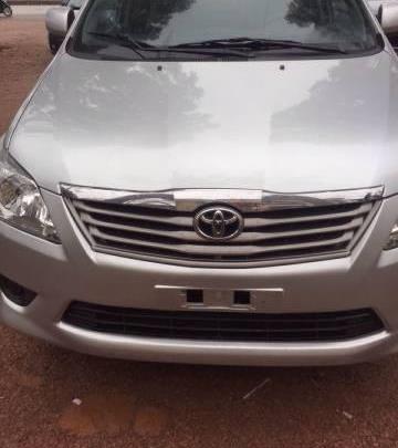 Bán Toyota Innova đời 2013, màu bạc  