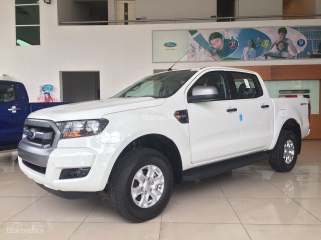 Cần bán xe Ford Ranger XLS 4X2 AT tại Vĩnh Phúc, màu trắng, nhập khẩu giá bán thương lượng