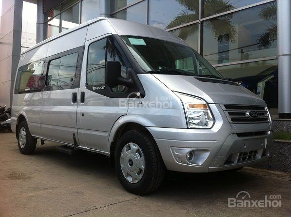 Bán Ford Transit bản tiêu chuẩn Mid năm 2018, màu bạc, giá tốt, vui lòng LH 090.778.2222