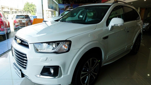 Bán xe Chevrolet Captiva REVV đời 2017, màu trắng  