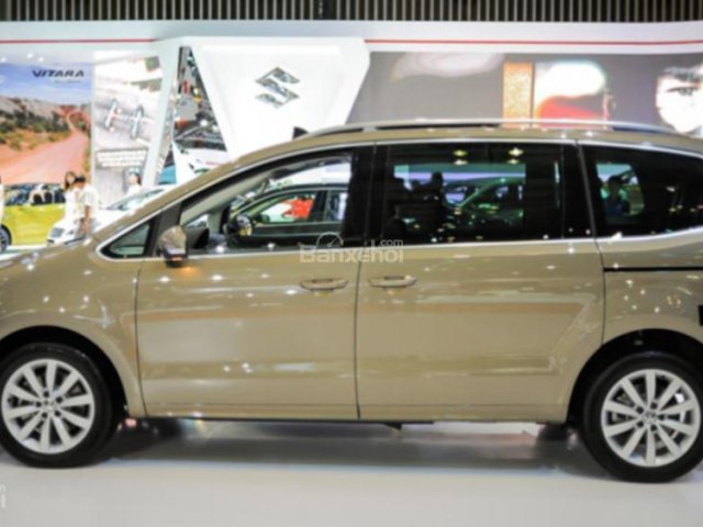 Cần bán Volkswagen Sharan năm 2017 màu vàng, giá 1 tỷ 850 triệu, xe nhập