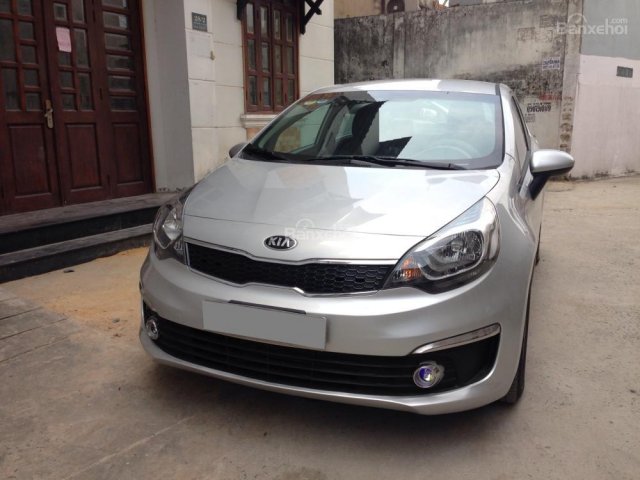 Cần bán gấp Kia Rio MT năm 2016, màu bạc số sàn