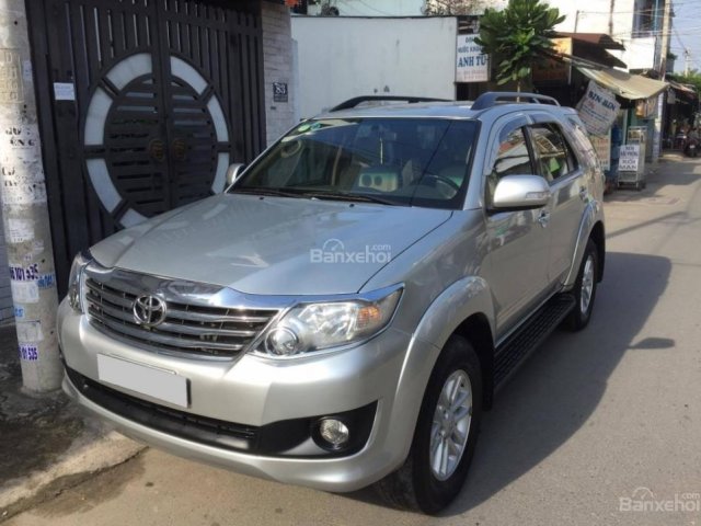 Ít dùng bán Fortuner 2014, máy xăng tự động, màu bạc đẹp như mới