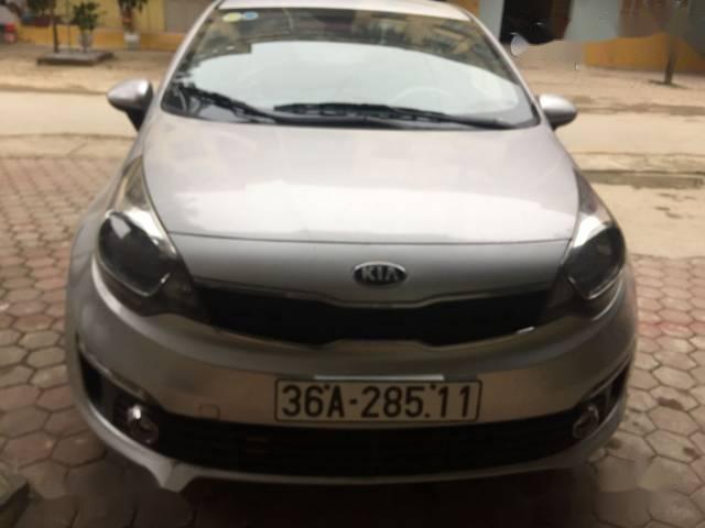 Cần bán gấp Kia Rio sản xuất 2015, màu bạc xe gia đình