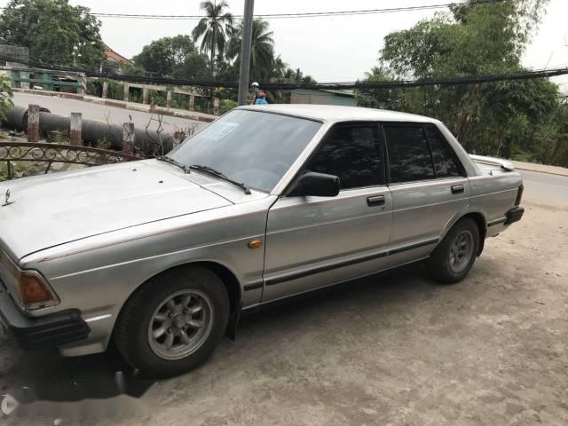 Bán gấp Nissan Bluebird đời 1983, màu bạc