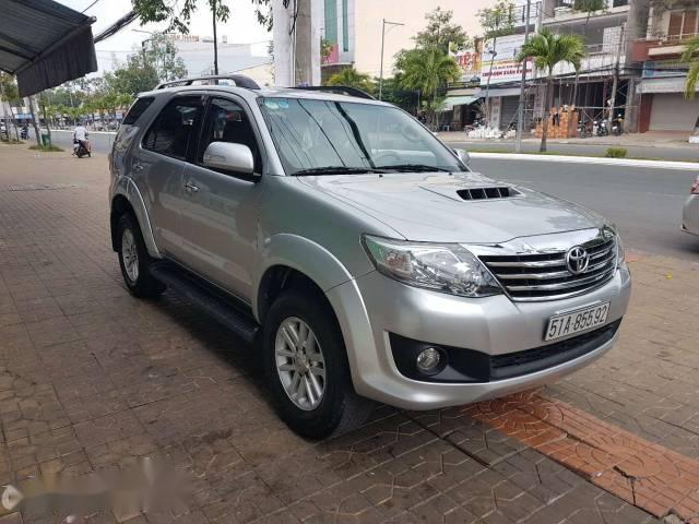 Cần bán gấp Toyota Fortuner G đời 2014, màu bạc số sàn