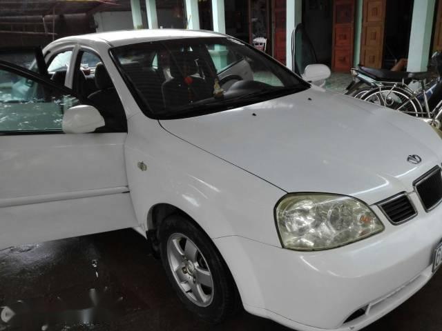 Cần bán Daewoo Lacetti đời 2004, màu trắng giá cạnh tranh