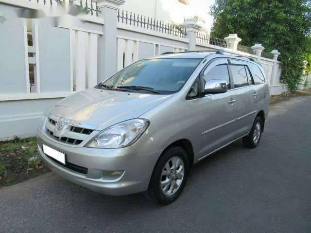 Gia đình bán Toyota Innova 2006, màu bạc