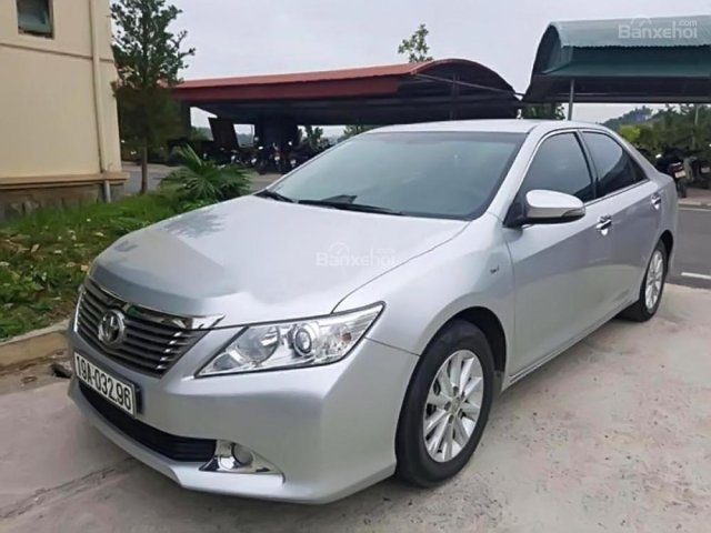 Bán ô tô Toyota Camry 2.0E năm 2012, màu bạc, 696tr