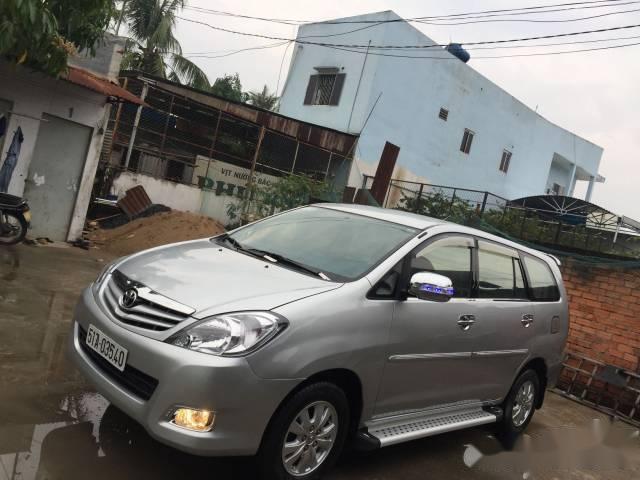 Cần bán Toyota Innova sản xuất 2010, màu bạc