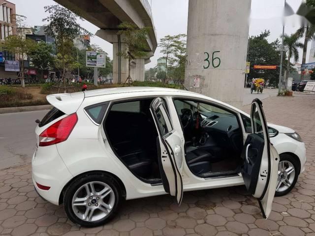 Bán Ford Fiesta đời 2011, màu trắng xe gia đình, 350tr