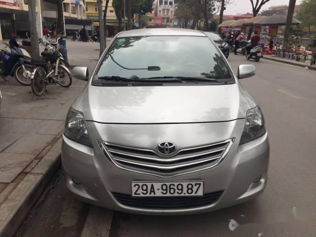 Cần bán xe Toyota Vios đời 2013, màu bạc số tự động