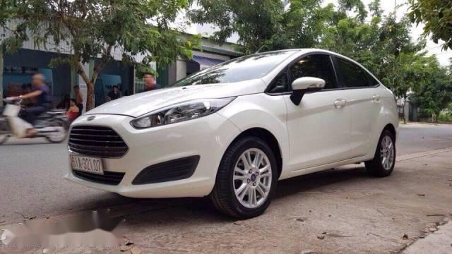 Bán gấp Ford Fiesta 1.5AT đời 2015, màu trắng số tự động, giá tốt