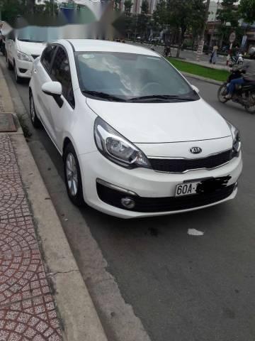 Bán lại xe Kia Rio đời 2017, màu trắng số tự động