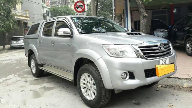 Bán xe Toyota Hilux E sản xuất 2014, màu bạc số sàn, giá tốt