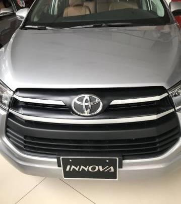 Bán xe Toyota Innova đời 2018, màu bạc 