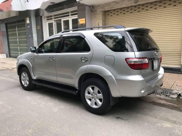 Cần bán xe Toyota Fortuner AT sản xuất 2011, màu bạc  