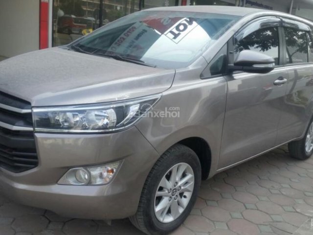 Bán xe Toyota Innova 2.0E đời 2017, màu xám