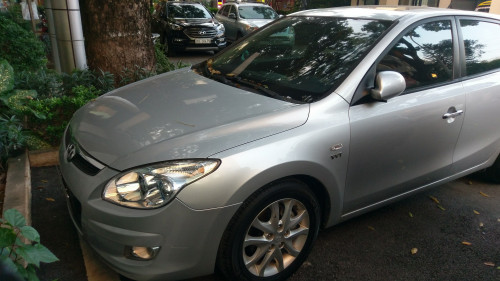 Bán xe Hyundai i30 1.6 AT sản xuất 2008, màu bạc 