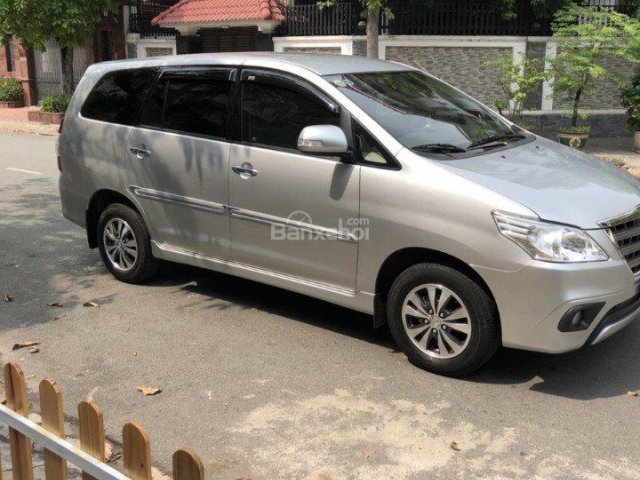 Bán Toyota Innova 2.0G màu bạc, số tự động, sản xuất 2015 mới 90%