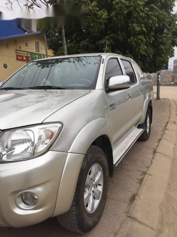 Bán gấp Toyota Hilux 3.0G đời 2010, màu bạc như mới0