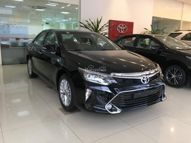 Cần bán xe Toyota Camry 2.0E năm 2018, màu đen, giao xe trước tết