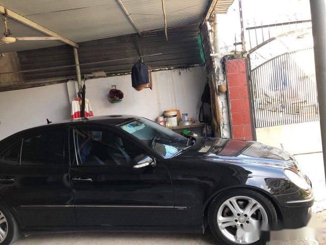 Bán Mercedes E200 đời 2008, màu đen, 570tr