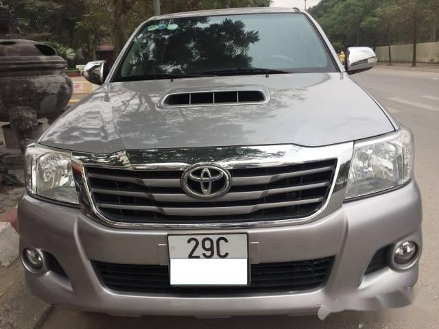 Cần bán xe Toyota Hilux đời 2015, màu bạc, nhập khẩu nguyên chiếc chính chủ, giá tốt