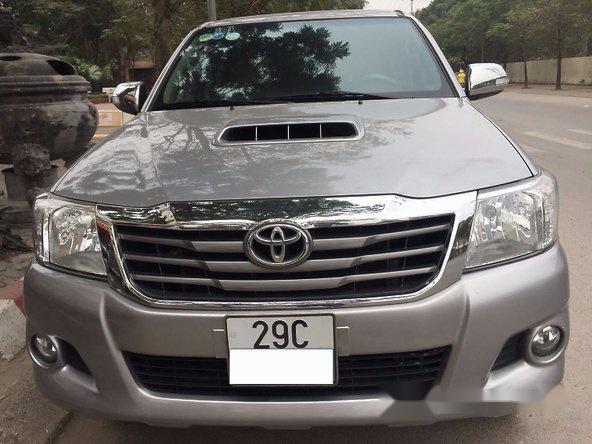 Cần bán xe Toyota Hilux 2015, màu bạc, giá cạnh tranh