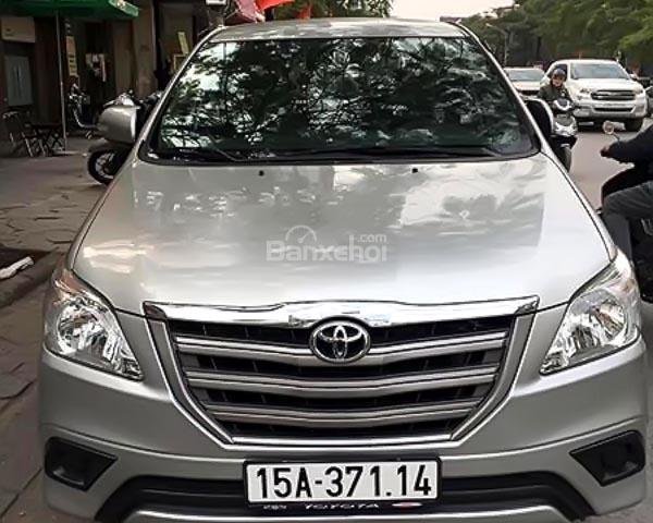 Bán xe Toyota Innova 2.0E 2015, màu bạc chính chủ, giá tốt