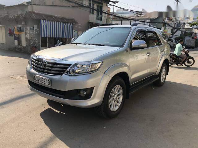 Bán Toyota Fortuner năm sản xuất 2012, màu bạc xe gia đình