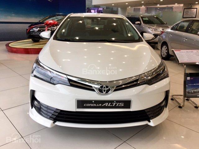 Toyota Corolla Altis 2.0V Sport năm 2018, màu trắng, giao ngay giá bán ưu đãi tại Toyota Hùng Vương