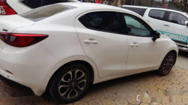 Xe Mazda 2 AT đời 2015, màu trắng số tự động, giá tốt