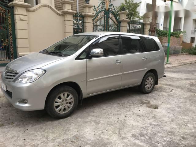 Bán Toyota Innova G 2011, màu bạc chính chủ