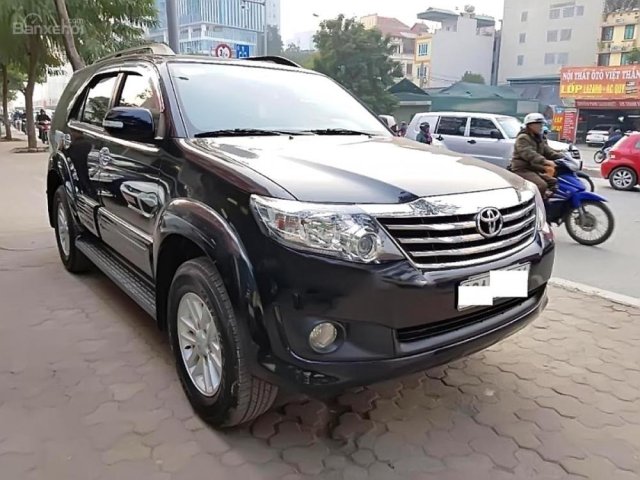 Cần bán xe Toyota Fortuner 2.7AT đời 2013, màu đen số tự động, 750tr