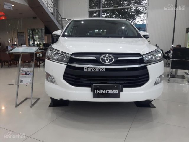 Cần bán xe Toyota Innova 2.0E đời 2018, màu trắng