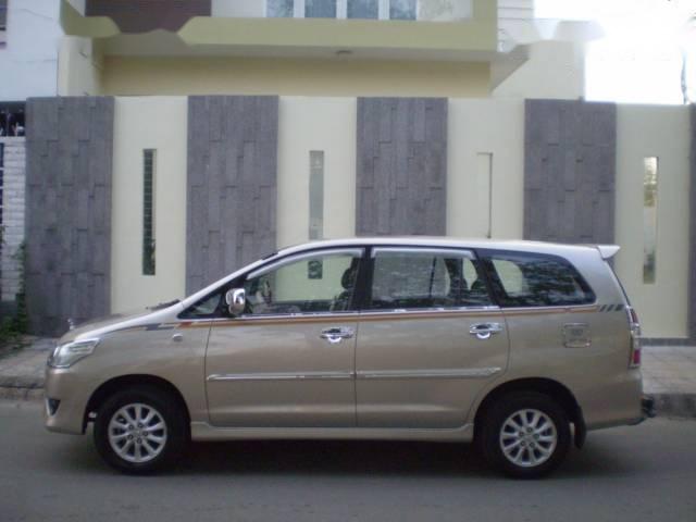 Cần bán gấp Toyota Innova 2.0E, đời 2013 ít sử dụng