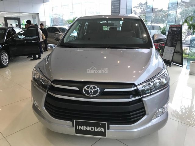 Toyota Mỹ Đình - Cần bán xe Innova 2.0 E 2018 - Giá chỉ 700tr, hỗ trợ trả góp 90% lãi suất thấp, thủ tục nhanh gọn