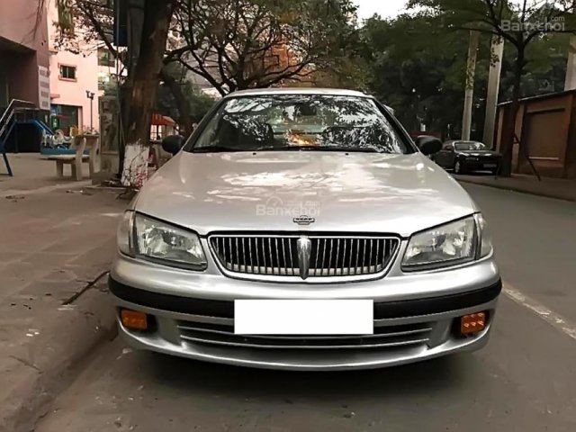 Cần bán gấp Nissan Sunny đời 2001, màu bạc, xe nhập số tự động