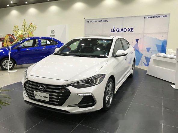 Bán Hyundai Elantra đời 2018, màu trắng, giá 719tr